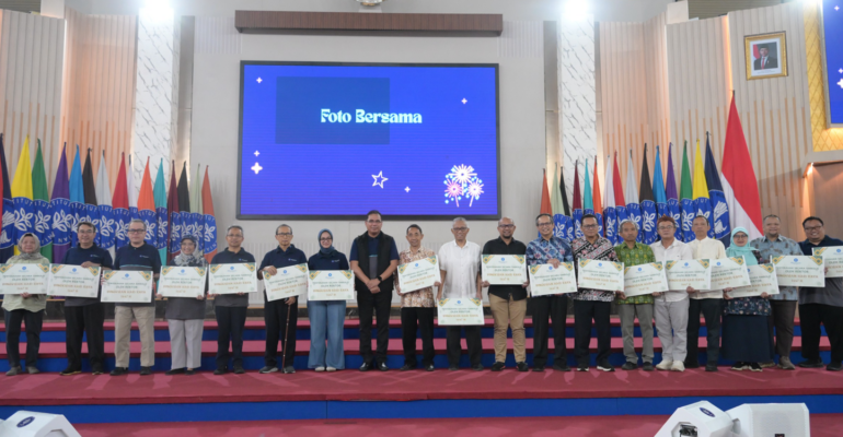 ipb-university-bagikan-5-400-bingkisan-hari-raya-2026-wujud-apresiasi-dan-kebersamaan-bagi-pegawai-770x400